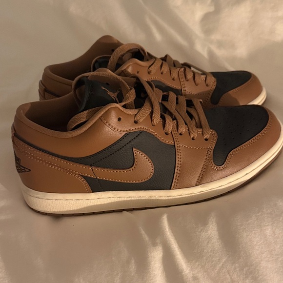 Nike Jordan 1s - Picture 1 of 6